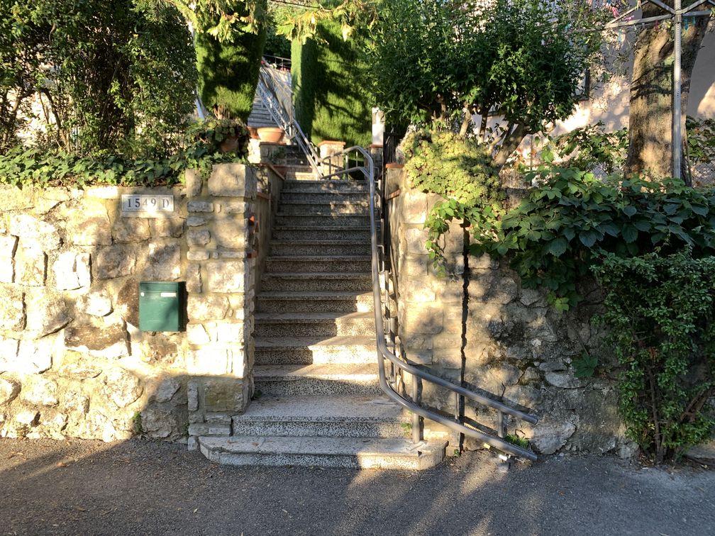 Monte escalier extérieur à Contes